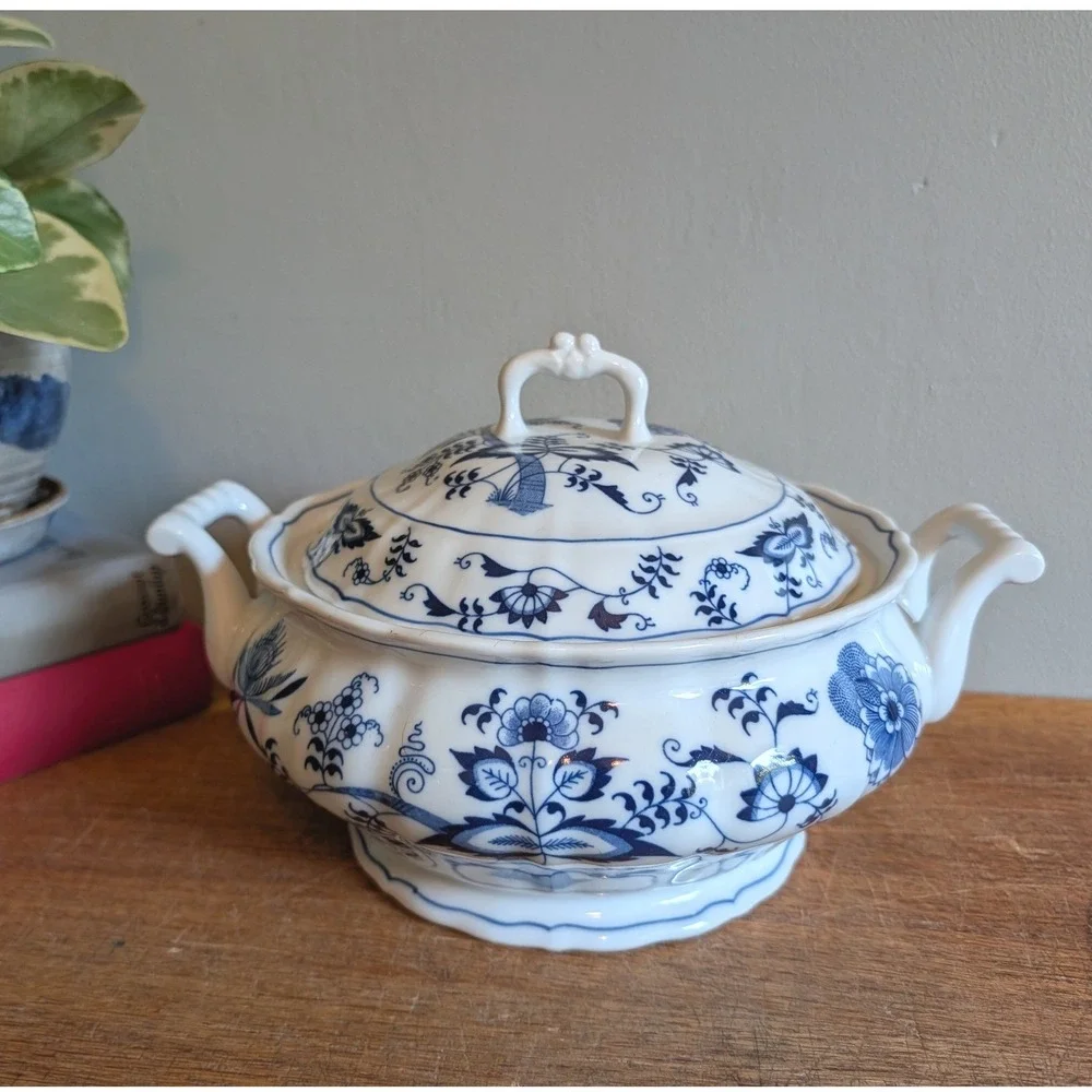 Blue Danube Vintage Round Covered Vegetable Bowl Blue Onion Japan Porcelain
